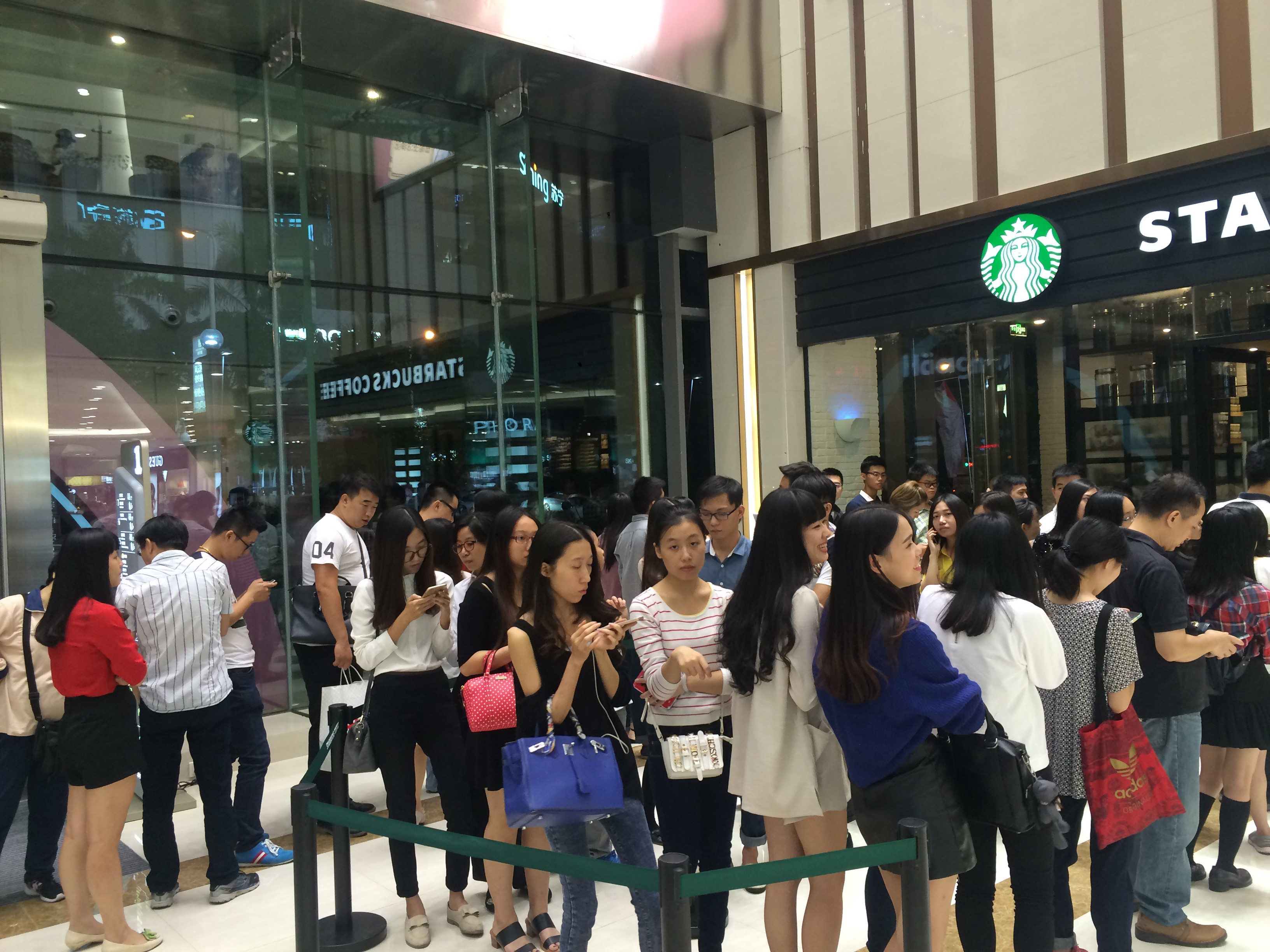 People lined up at Suning Starbucks in the evening on October the 16th. Suning Starbucks frequently had long lines in its first month of operation. Photo: Lyn Lin