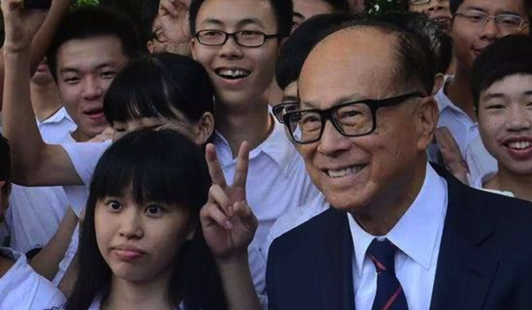 Li Ka Shing attends the graduation ceremony of STU.(photo from gd.sina.com.cn)