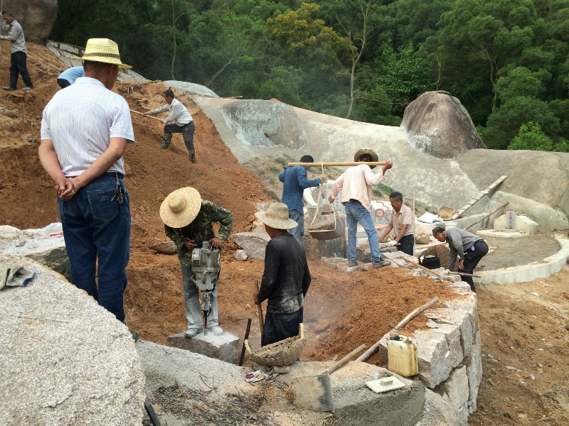 Grave building in the Sangpu mountains. Photo: Huang Peidan