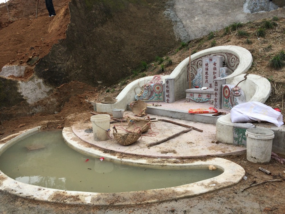 Image: Recently built grave in the Sangpu Shan area. The size of the land area cleared for a common grave is, perhaps, five to ten times that used for graves in cemeteries. Photo: Huang Peidan