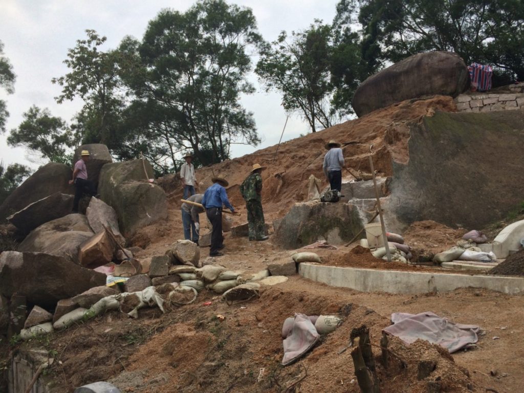 Grave building in the Sangpu hills. Photo: Liang Yaoxiang