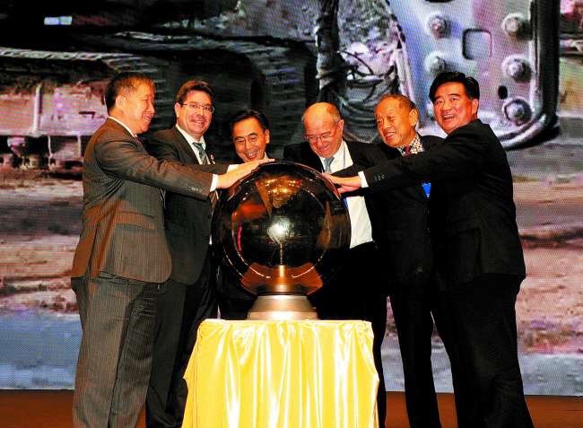 Israeli and Chinese officials — including China’s former foreign affairs minister Li Zhaoxing, second from right, light up the high-tech “launching ball” to officially undertake the Israeli-Chinese cooperation project. Photo form Baidu Image.