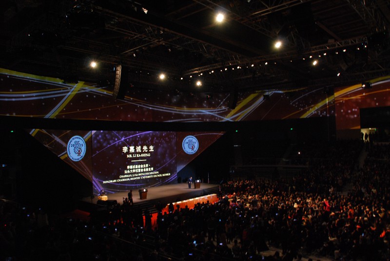 Li Ka Shing, billionaire and STU benefactor, bows onstage before speaking to a standing ovation from much of the crowd. Photo: John Noonan