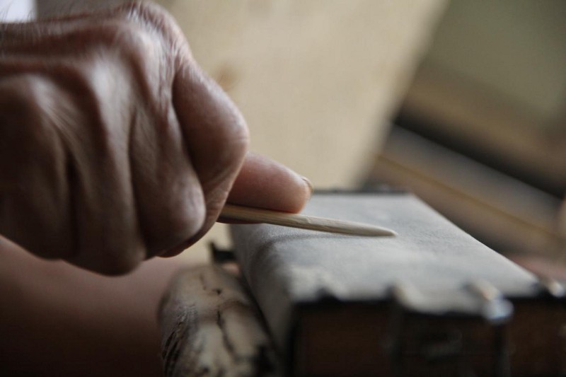 Sanding knitting needles in the final step of their preparation. Photo: Winner